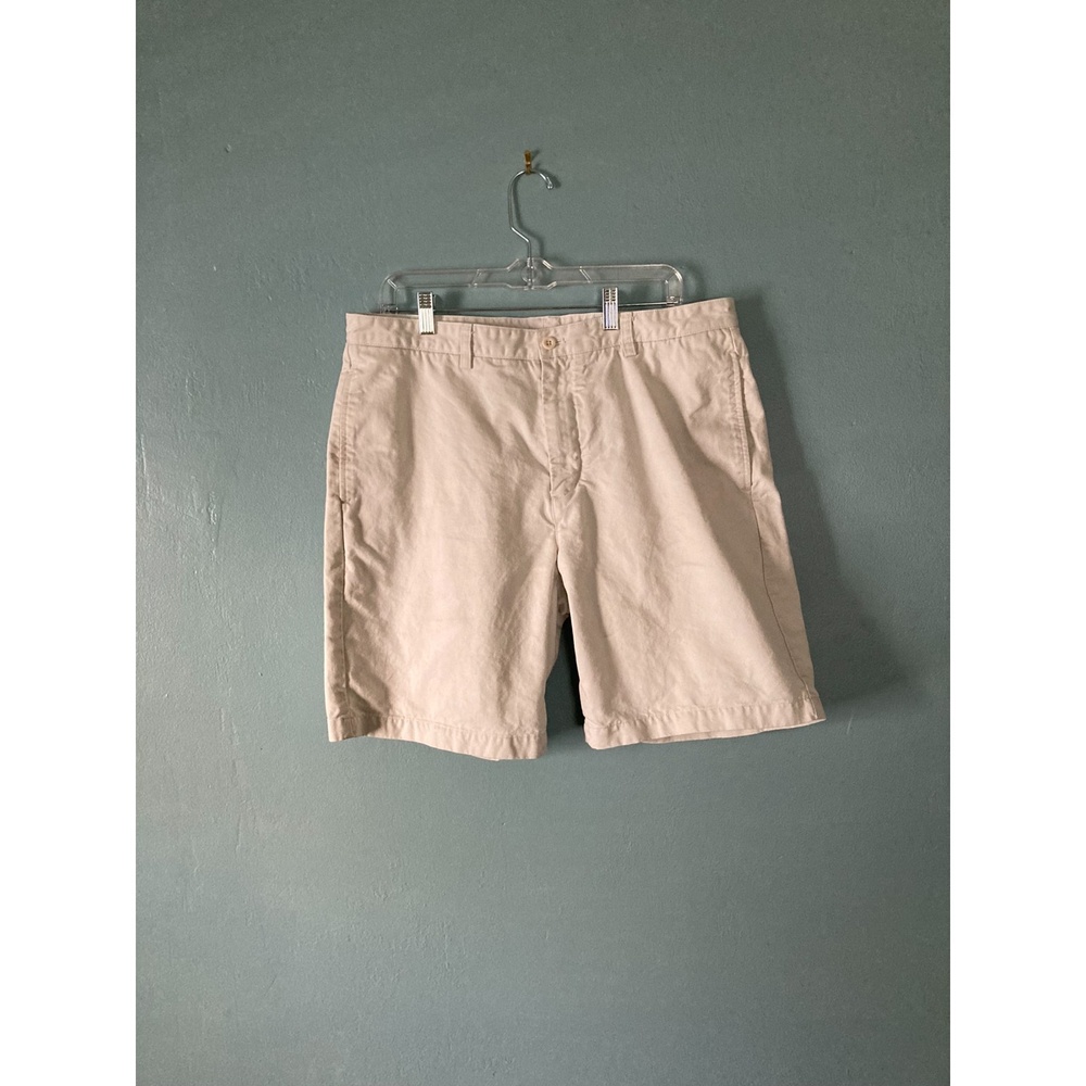Vineyard Vines men's beige flat front club shorts size 36